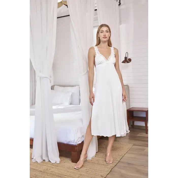 Giyim Dantelli Ve Dekolteli Yırtmaçlı Gecelik