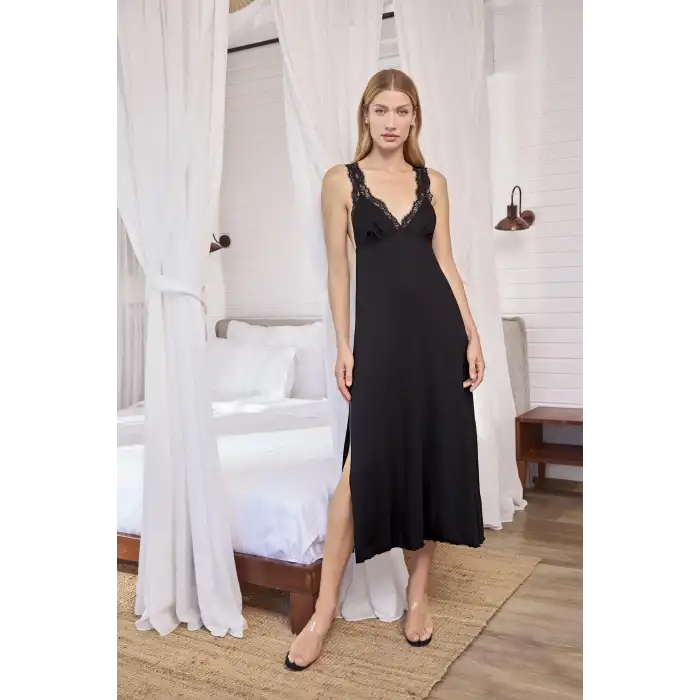 Giyim Dantelli Ve Dekolteli Yırtmaçlı Gecelik