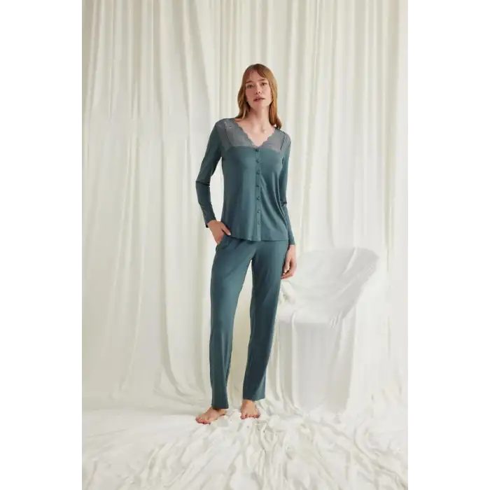Giyim Yakası Omzu Ve Paçası Dantelli Boydan Düğmeli Pijama Takımı