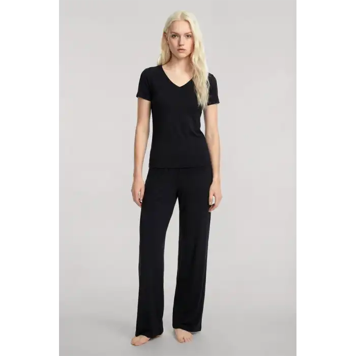 Kadın Siyah Yumuşak Dokulu Minimal V Yaka Üst Basic Günlük Şık Bluz