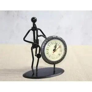 AsilTech Metal Saatli Saksafon Çalan Müzisyen