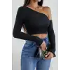 Giyim Kadın Siyah Modern Fit Tek Omuz Detaylı Uzun Kol Crop Top Bluz
