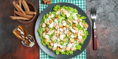 Sezar Salatası ve Cam Sunumu Birleşimi: Misafirlerin Gözdesi