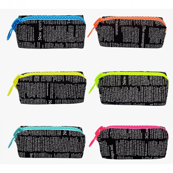 UNICUS UNCS-947 BİG ZİP SİYAH YAZI DESENLİ KALIN FERMUARLI TEK GÖZLÜ KALEM ÇANTASI