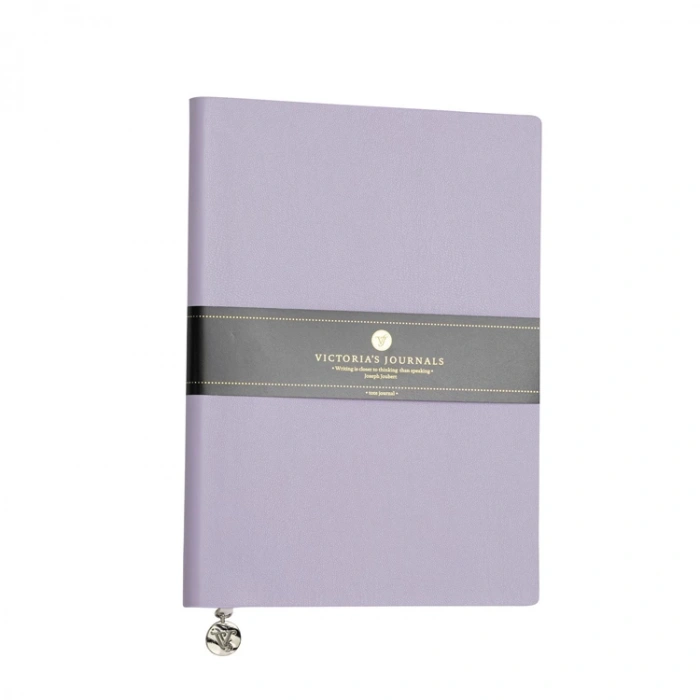 VICTORIAS JOURNALS 1134 SMYTH FLEXY ESNEK KAPAK 14.8x21cm A5 80gr. 96YP. ÇİZGİLİ DEFTER LİLA