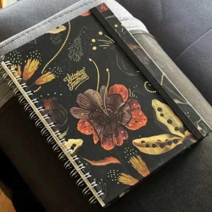 VICTORIAS JOURNALS 0061 NOTES 17x24cm SPİRALLİ SERT KAPAK 90gr. 96YP. ÇİZGİLİ DEFTER