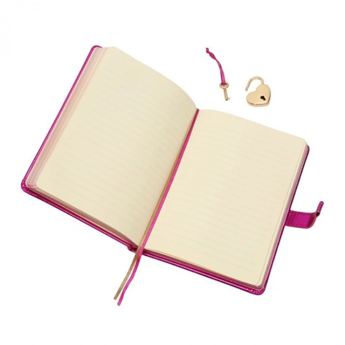 VICTORIAS JOURNALS 1027 13x18cm 80gr.160YP. HUSH-HUSH KUTULU KİLİTLİ ÇİZGİLİ DEFTER METALİK PEMBE