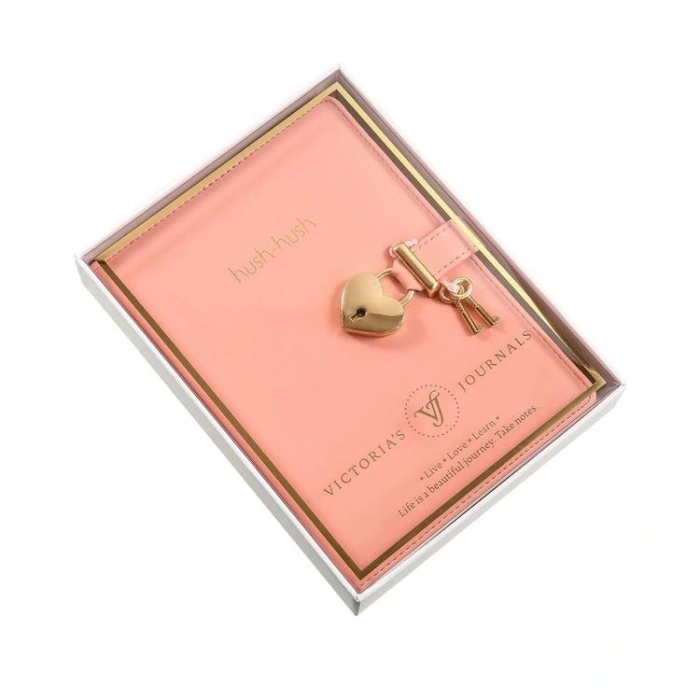 VICTORIAS JOURNALS 124-1107 HUSH HUSH HEART PASTEL KUTULU KİLİTLİ 13x18cm 80gr.160YP.ÇİZGİLİ DEFTER PASTEL PEMBE