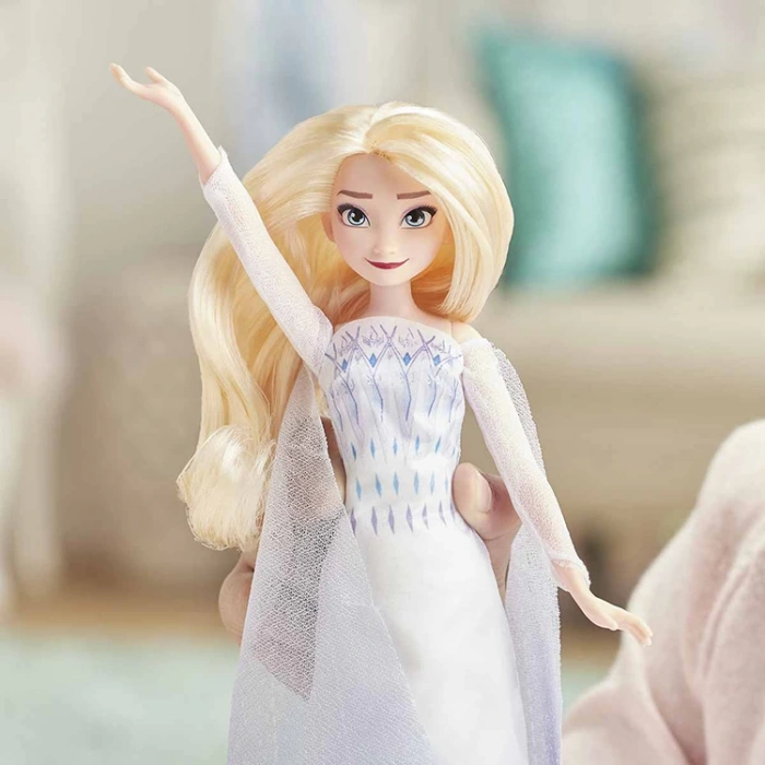 HASBRO E8880 DISNEY FROZEN II ŞARKI SÖYLEYEN KRALİÇE ELSA