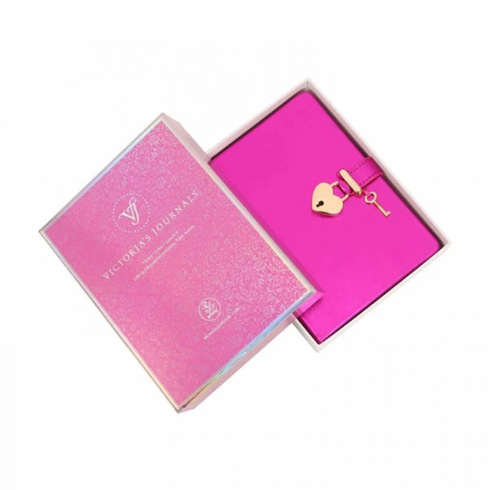 VICTORIAS JOURNALS 1027 13x18cm 80gr.160YP. HUSH-HUSH KUTULU KİLİTLİ ÇİZGİLİ DEFTER METALİK PEMBE