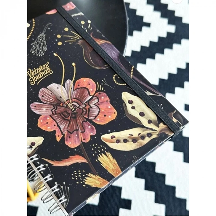 VICTORIAS JOURNALS 0049 17x24cm SPİRALLİ SERT KAPAK 90gr. 96YP. NOKTALI DEFTER
