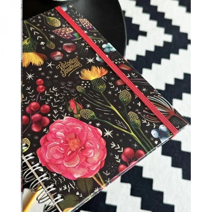 VICTORIAS JOURNALS 0050 17x24cm SPİRALLİ SERT KAPAK 90gr. 96YP. NOKTALI DEFTER