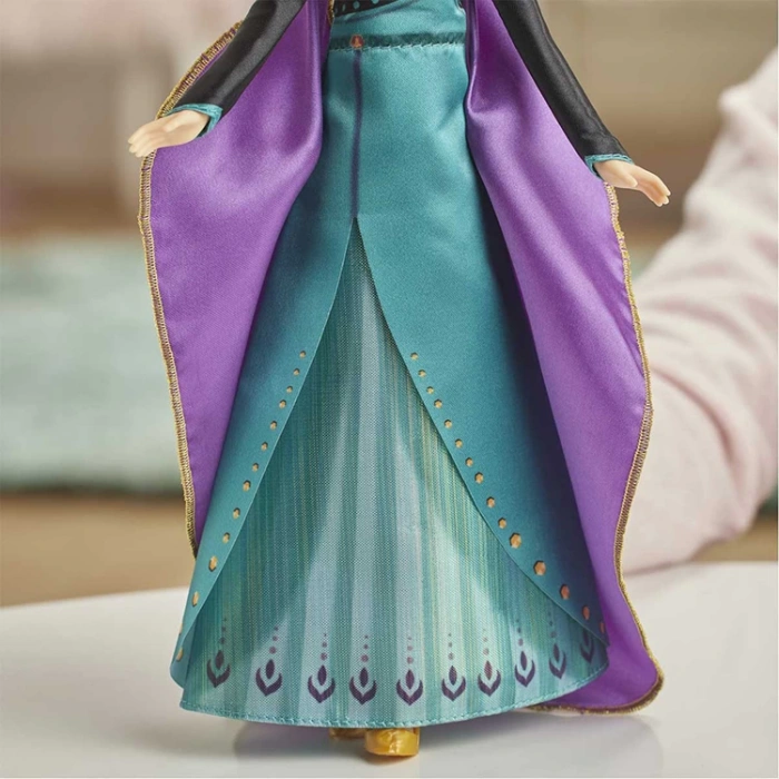 HASBRO E8881 DISNEY FROZEN 2 ŞARKI SÖYLEYEN ANNA