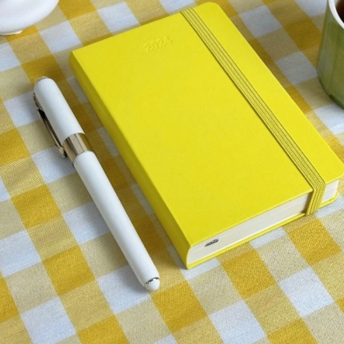 VICTORIAS JOURNALS 9191 9x14cm SERT KAPAK LASTİKLİ CEPLİ CLASSIC GÜNLÜK AJANDA - SARI
