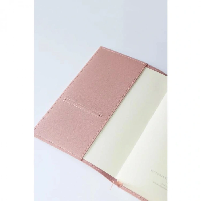 VICTORIAS JOURNALS 1059 KUTULU KİTAP AYRAÇLI 13X18 80gr.192 SYF. ÇİZGİLİ DEFTER PEMBE