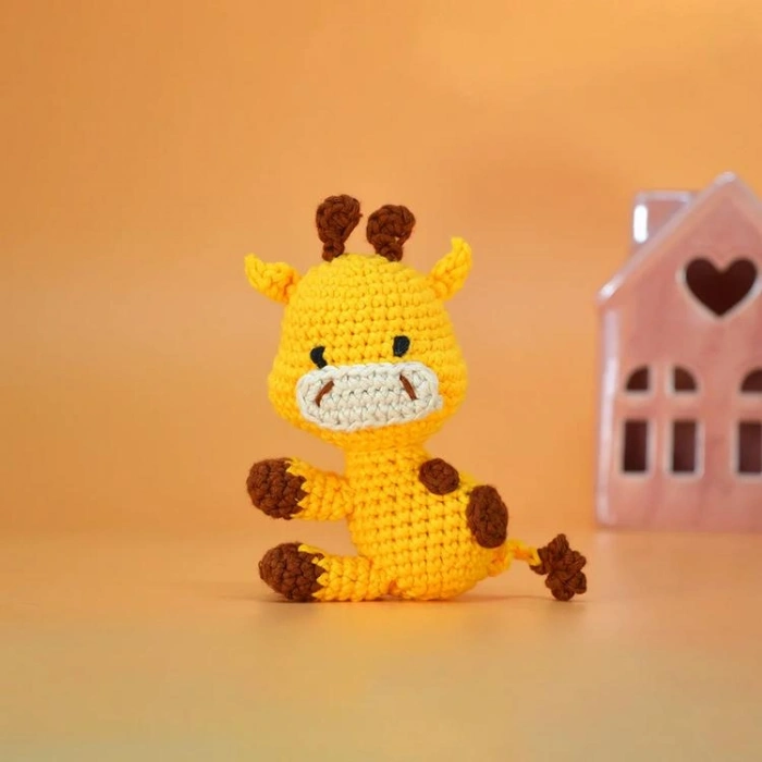 HELLO CRAFTS  ADORABLE KC977  CROCHET AMIGURUMI ÖRGÜ KİTİ - ZÜRAFA GRACIE THE GIRAFFE (1 SET)