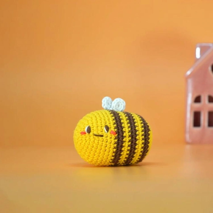 HELLO CRAFTS  ADORABLE KC978  CROCHET AMIGURUMI ÖRGÜ KİTİ - ARI BILLIE THE BEE (1 SET)