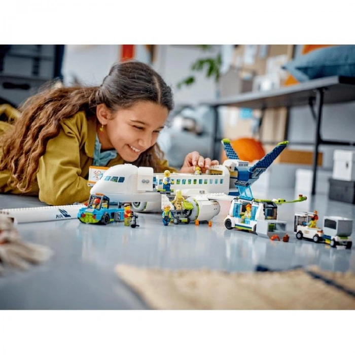 LEGO 60367 CİTY YOLCU UÇAĞI 913 PARÇA 7+