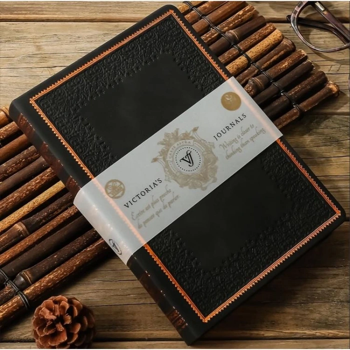 VICTORIAS JOURNALS 125-2231 VINTAGE OLD BOOK 14x20cm 80gr.160YP. ÇİZGİLİ DEFTER SİYAH