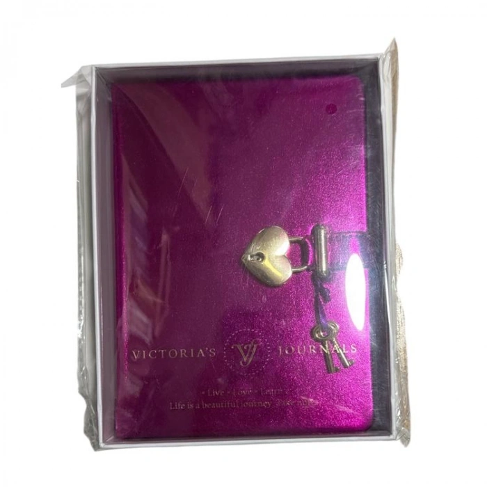 VICTORIAS JOURNALS 1241-1913 HUSH HUSH KİLİTLİ 13x18cm 80gr.160YP.ÇİZGİLİ DEFTER KUTULU - KOYU PEMBE