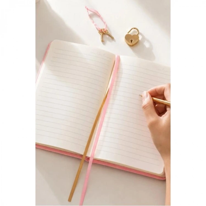 VICTORIAS JOURNALS 126-2753 HUSH HUSH KİLİTLİ KUTULU VE KALEMLİ 100gr.192YP.ÇİZGİLİ DEFTER  - PEMBE