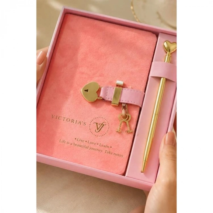VICTORIAS JOURNALS 126-2753 HUSH HUSH KİLİTLİ KUTULU VE KALEMLİ 100gr.192YP.ÇİZGİLİ DEFTER  - PEMBE
