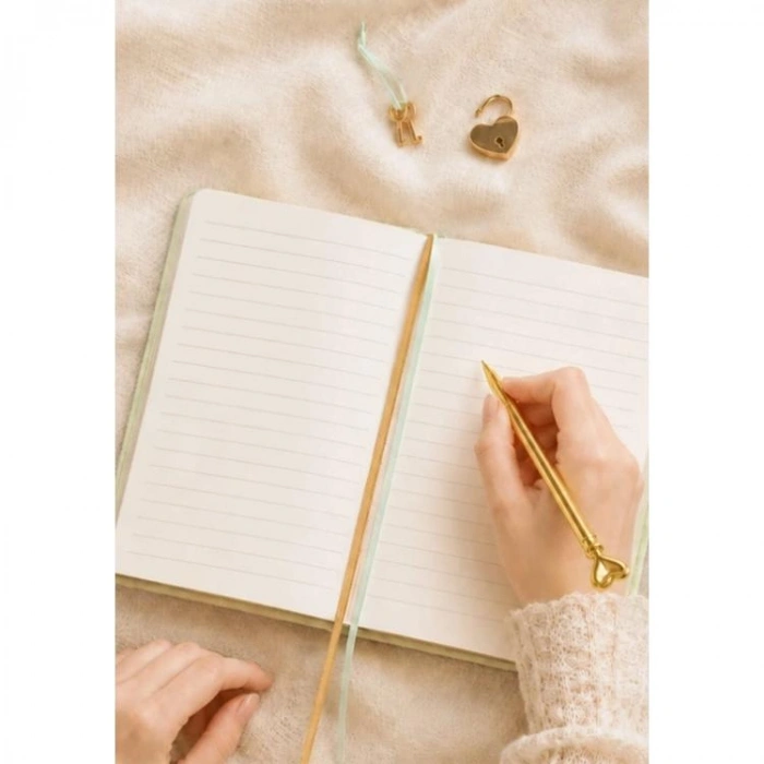 VICTORIAS JOURNALS 126-2757 HUSH HUSH KİLİTLİ KUTULU VE KALEMLİ 100gr.192YP.ÇİZGİLİ DEFTER  - YEŞİL