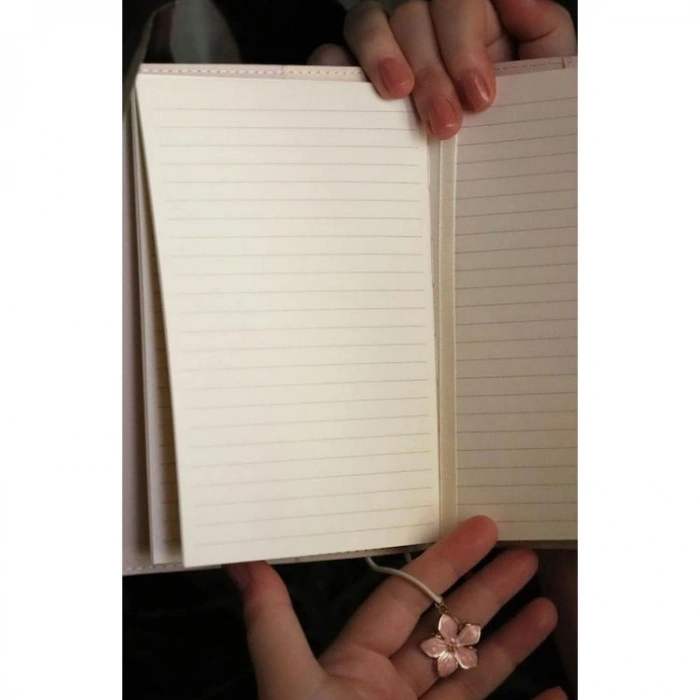 VICTORIAS JOURNALS ÇİÇEK 124-1043 VEGAN DERİ KAPAK LASTİKLİ 13X18 cm 80 gr. 96 YP. KREM ÇİZGİLİ DEFTER PASTEL SARI