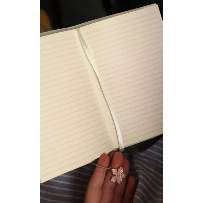 VICTORIAS JOURNALS ÇİÇEK 124-1044 VEGAN DERİ KAPAK LASTİKLİ 13X18 cm 80 gr. 96 YP. KREM ÇİZGİLİ DEFTER PASTEL AÇIK YEŞİL