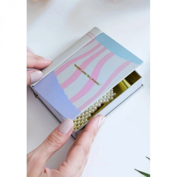 DAKS 2003 HEDİYELİK TENEKE KUTU KİTAP ŞEKİLLİ - BOOK TIN WHERE LINES TELL STORIES 9.5x11x3cm