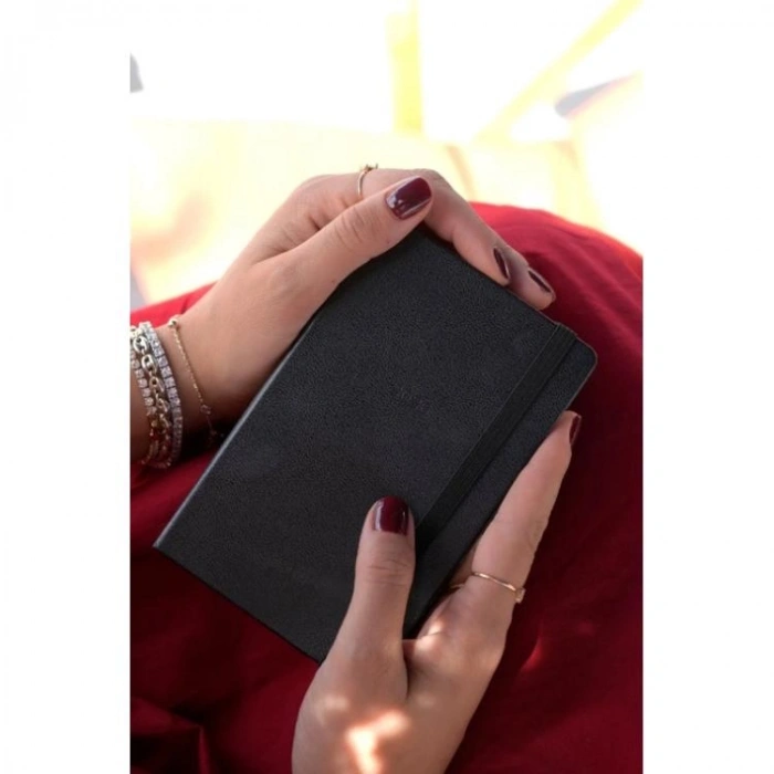 VICTORIAS JOURNALS 226-2352 9x14 cm CLASSIC SERT KAPAK CEPLİ LASTİKLİ HAFTALIK AJANDA - SİYAH