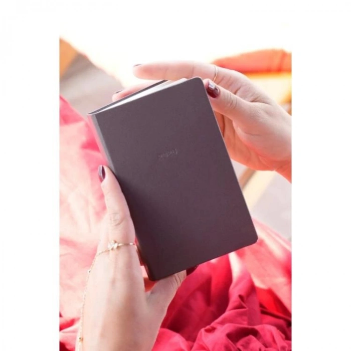 VICTORIAS JOURNALS 226-2359 9x14 cm CLASSIC SERT KAPAK CEPLİ LASTİKLİ HAFTALIK AJANDA - KAHVERENGİ