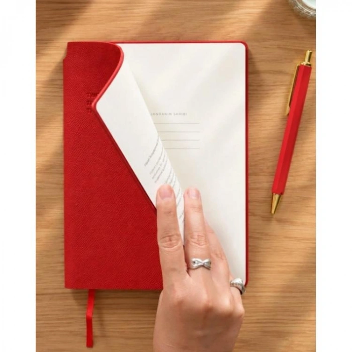 VICTORIAS JOURNALS 226-2399 14x20,5 cm KUKA 416 SAYFA RENKLİ KENAR LASTİKLİ CEPLİ ESNEK KAPAK GÜNLÜK AJANDA - KIRMIZI
