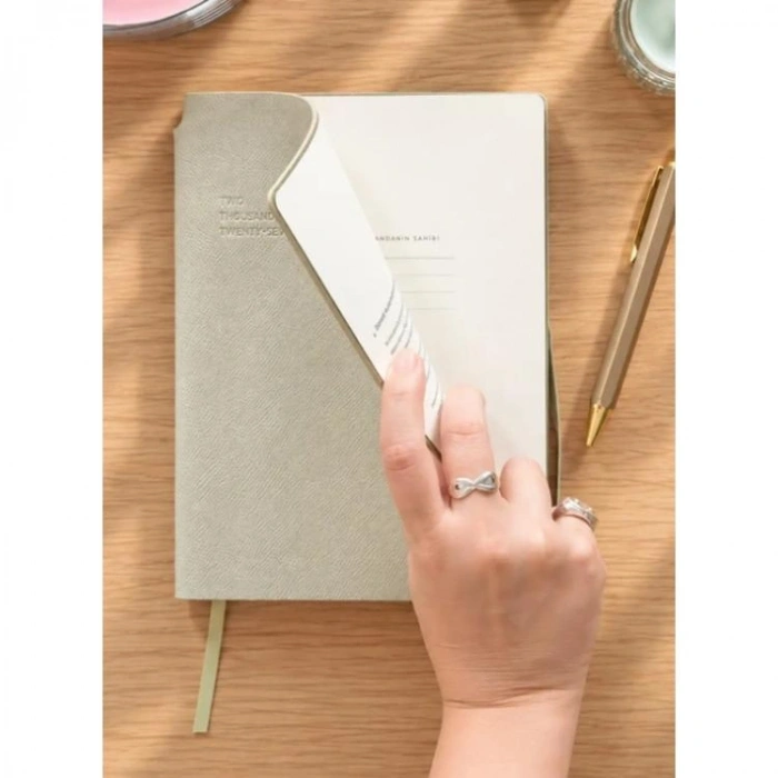 VICTORIAS JOURNALS 226-2401 14x20,5 cm KUKA 416 SAYFA RENKLİ KENAR LASTİKLİ CEPLİ ESNEK KAPAK GÜNLÜK AJANDA - AÇIK YEŞİL