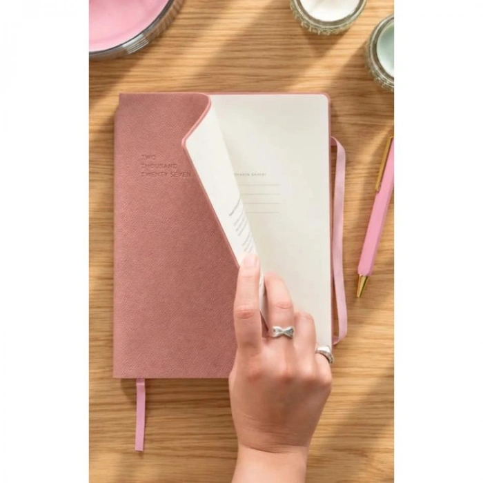 VICTORIAS JOURNALS 226-2404 14x20,5 cm KUKA 416 SAYFA RENKLİ KENAR LASTİKLİ CEPLİ ESNEK KAPAK GÜNLÜK AJANDA - KİRLİ PEMBE