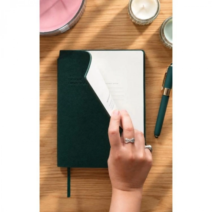 VICTORIAS JOURNALS 226-2405 14x20,5 cm KUKA 416 SAYFA RENKLİ KENAR LASTİKLİ CEPLİ ESNEK KAPAK GÜNLÜK AJANDA - ORMAN YEŞİLİ