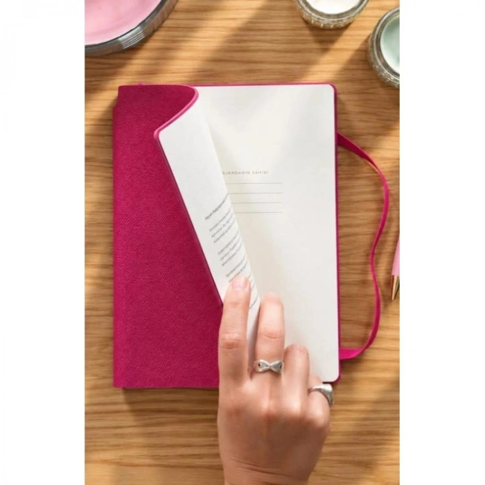 VICTORIAS JOURNALS 226-2407 14x20,5 cm KUKA 416 SAYFA RENKLİ KENAR LASTİKLİ CEPLİ ESNEK KAPAK GÜNLÜK AJANDA - MACENTA