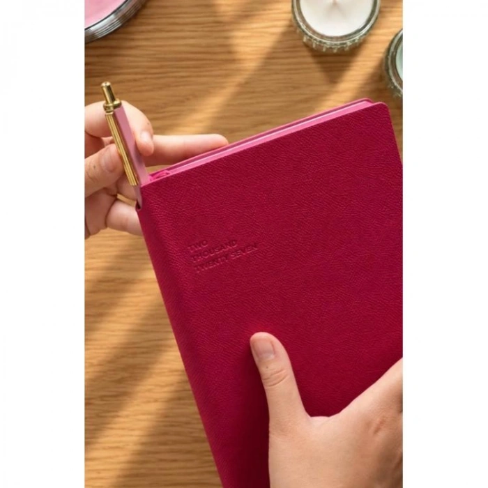 VICTORIAS JOURNALS 226-2407 14x20,5 cm KUKA 416 SAYFA RENKLİ KENAR LASTİKLİ CEPLİ ESNEK KAPAK GÜNLÜK AJANDA - MACENTA