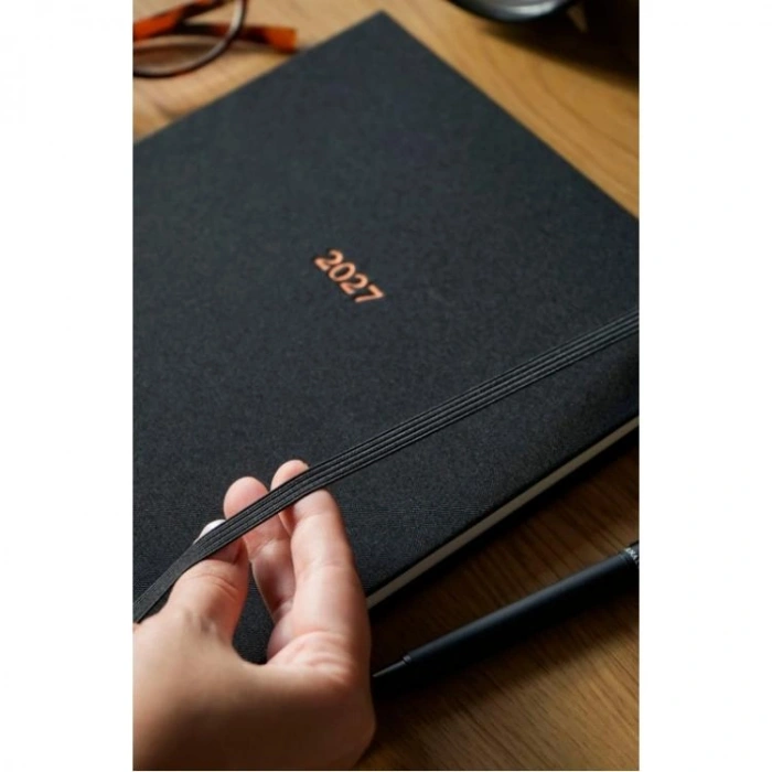 VICTORIAS JOURNALS 226-2301 19X25 A4 CLASSIC SERT KAPAK CEPLİ LASTİKLİ HAFTALIK AJANDA - SİYAH