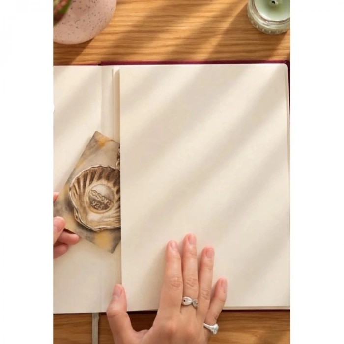 VICTORIAS JOURNALS 226-2301 19X25 A4 CLASSIC SERT KAPAK CEPLİ LASTİKLİ HAFTALIK AJANDA - SİYAH