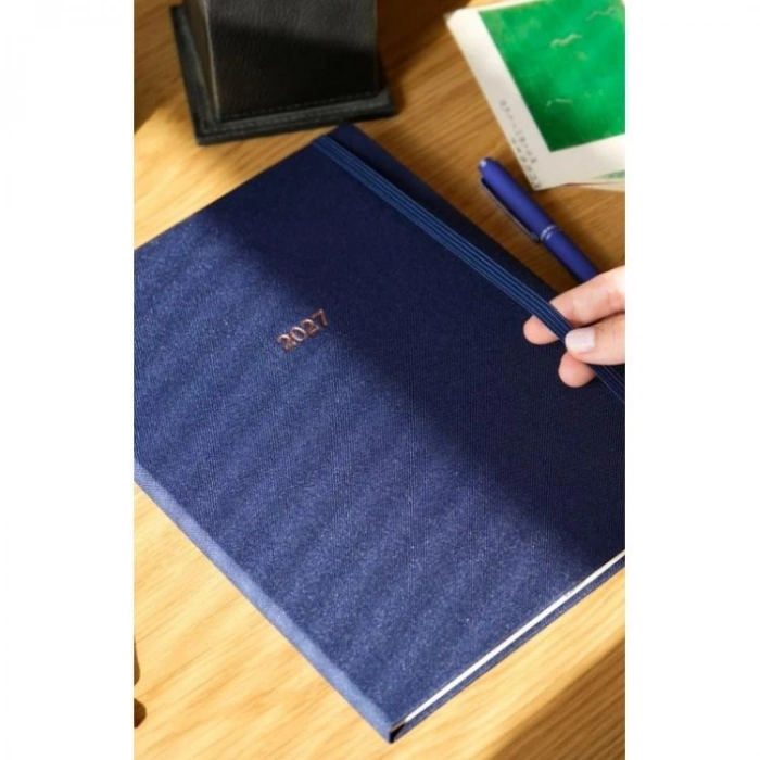 VICTORIAS JOURNALS 226-2302 19X25 A4 CLASSIC SERT KAPAK CEPLİ LASTİKLİ HAFTALIK AJANDA - LACİVERT