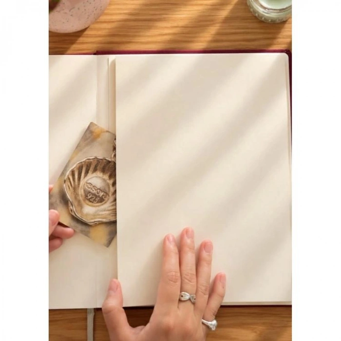 VICTORIAS JOURNALS 226-2302 19X25 A4 CLASSIC SERT KAPAK CEPLİ LASTİKLİ HAFTALIK AJANDA - LACİVERT