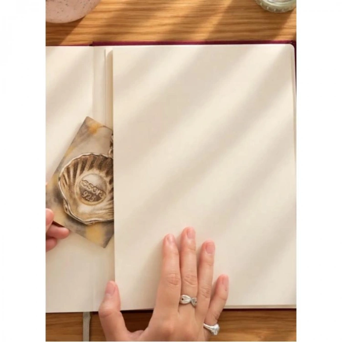 VICTORIAS JOURNALS 226-2303 19X25 A4 CLASSIC SERT KAPAK CEPLİ LASTİKLİ HAFTALIK AJANDA - KIRMIZI