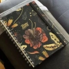 VICTORIAS JOURNALS 0049 17x24cm SPİRALLİ SERT KAPAK 90gr. 96YP. NOKTALI DEFTER