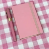 VICTORIAS JOURNALS 9189 9x14cm SERT KAPAK LASTİKLİ CEPLİ CLASSIC GÜNLÜK AJANDA - PEMBE