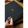 VICTORIAS JOURNALS 226-2301 19X25 A4 CLASSIC SERT KAPAK CEPLİ LASTİKLİ HAFTALIK AJANDA - SİYAH