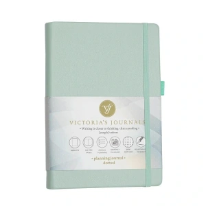 VICTORIAS JOURNALS SMYTH 1071 ESNEK KAPAK 14X20 100gr. 96YP. PLANLAYICI NOKTALI DEFTER YEŞİL