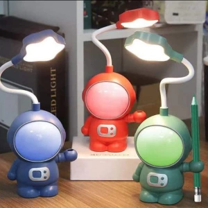 YLZ MASA LAMBASI 476 ASTRONAUT KALEMTRAŞLI LED USB KABLOLU MAVİ KIRMIZI YEŞİL