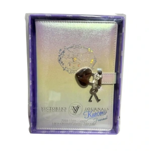 VICTORIAS JOURNALS 525-1928 HUSH HUSH KUROMI KİLİTLİ 13x18cm 80gr.160YP.ÇİZGİLİ DEFTER KUTULU