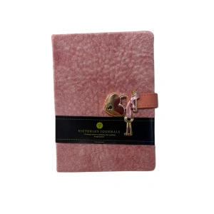 VICTORIAS JOURNALS 9306 13x18cm 80gr.160YP. MİYAW KİLİTLİ KUTULU ÇİZGİLİ DEFTER PEMBE